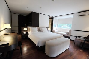 In-room safe, desk, free WiFi, bed sheets - Hotel Namin (Bandung)