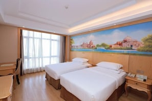 A hotel room with two beds, a desk, a chair, a nightstand, and a painting on the wall. - Vienna International Hotel (Shanghai Songjiang Development Zone Sports Center Metro Station) (Shanghai)