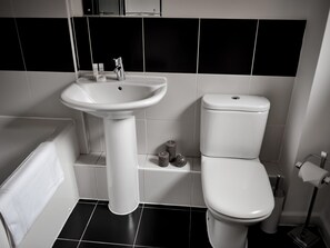 Executive Apartment, Private Bathroom | Bathroom