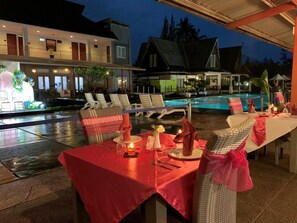 รับประทานอาหารกลางแจ้ง