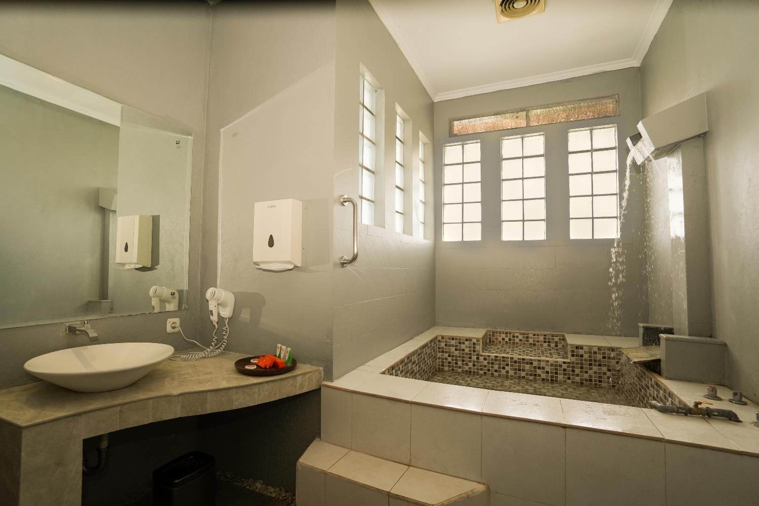 Bathroom | Free toiletries, slippers, bidet
