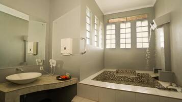 Bathroom | Free toiletries, slippers, bidet