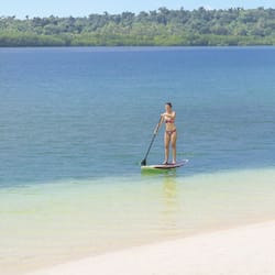 Na praia, areia branca, espreguiçadeiras, guarda-sóis