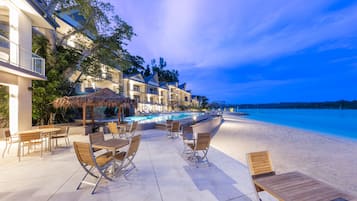 Serveert ontbijt, lokale en internationale gerechten, stranduitzicht