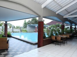 Una piscina al aire libre