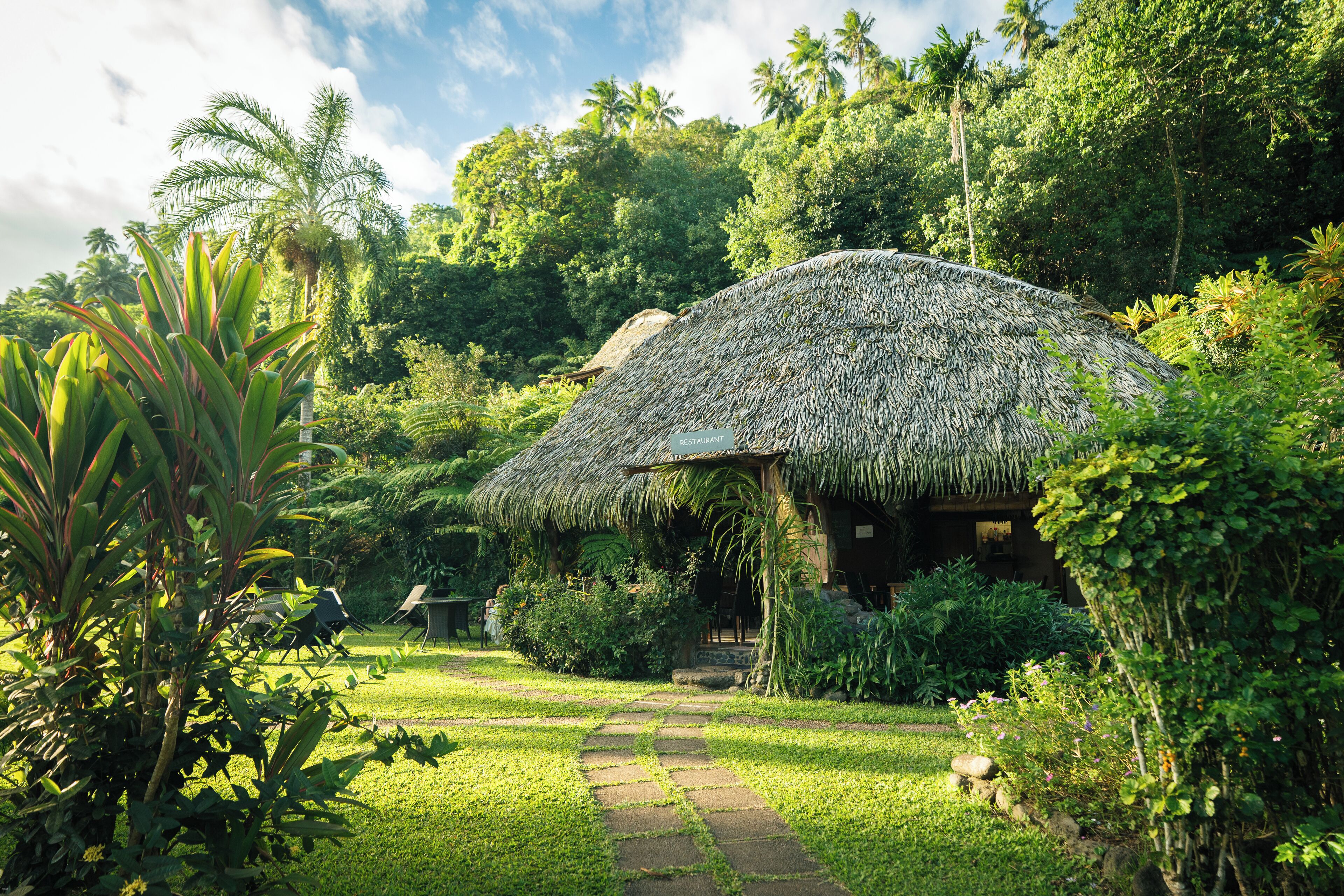 Aperto a colazione, cucina locale e internazionale, con vista sul mare 