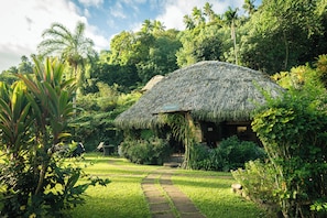 Breakfast, dinner served; local and international cuisine, sea views - Vanira Lodge (Taiarapu-Ouest)