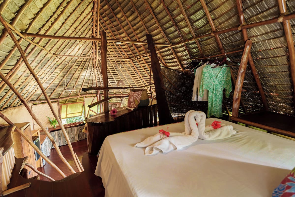 Bungalow (Maara) | Safe på rommet, barnesenger (inkludert) og sengetøy