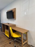 Escritorio, espacio para trabajar con laptop y wifi gratis 