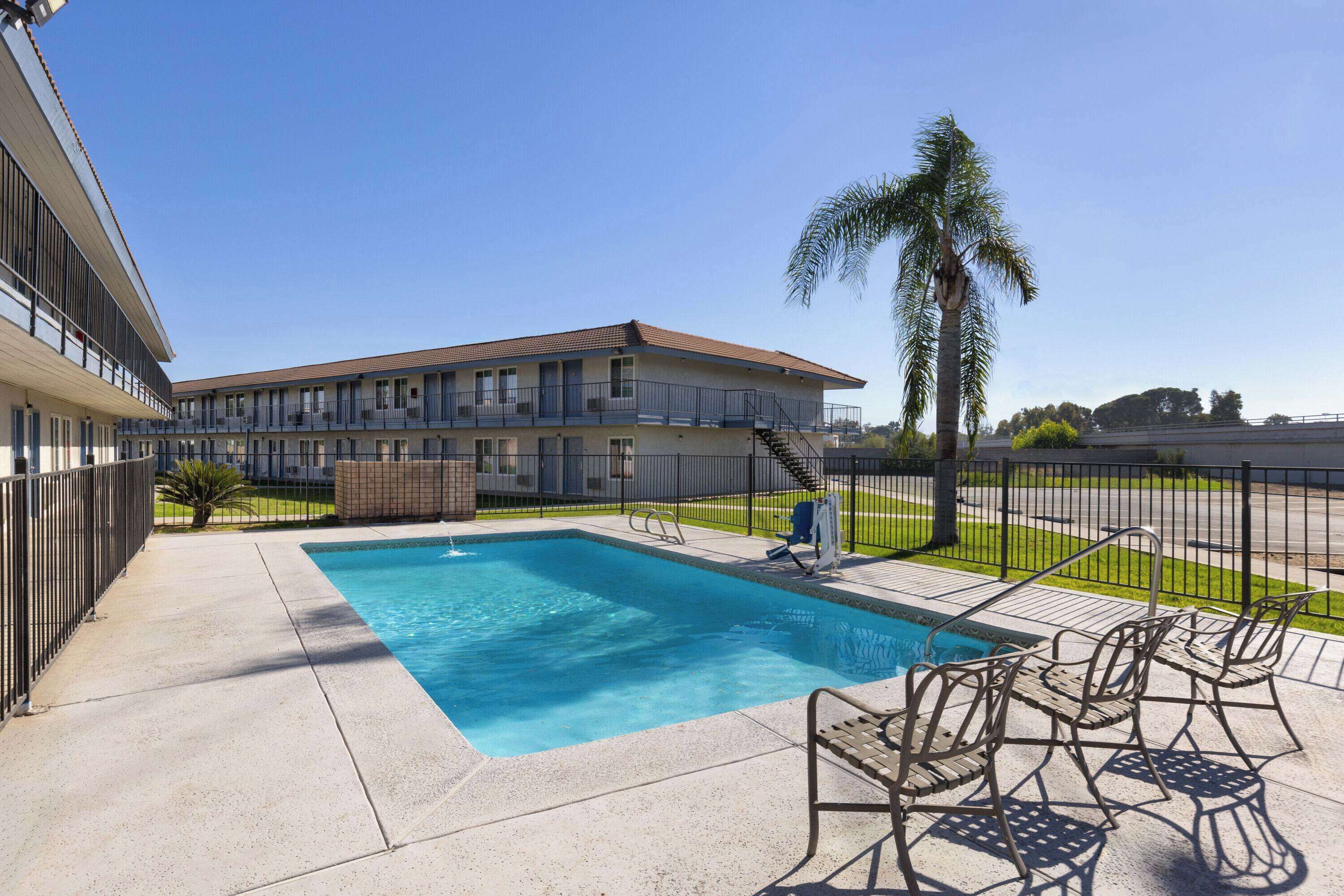 Photo - Days-Inn by Wyndham Bakersfield