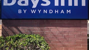 Days Inn -kyltti, jossa on aurinkokuva ja teksti ”Days Inn by Wyndham”.