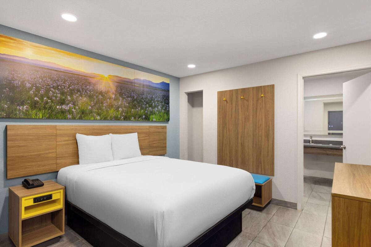 Kamar, 1 Tempat Tidur Queen, akses difabel, Bebas Asap Rokok (Mobility/Hearing, Tub w/ Grab Bars) | Meja kerja, ruang kerja ramah laptop, dan Wi-Fi gratis