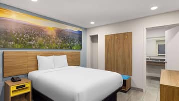 Huone, 1 keskisuuri parisänky, esteetön, tupakointi kielletty (Mobility/Hearing, Tub w/ Grab Bars) | Työpöytä, kannettavalle tietokoneelle sopiva työtila, ilmainen Wi-Fi