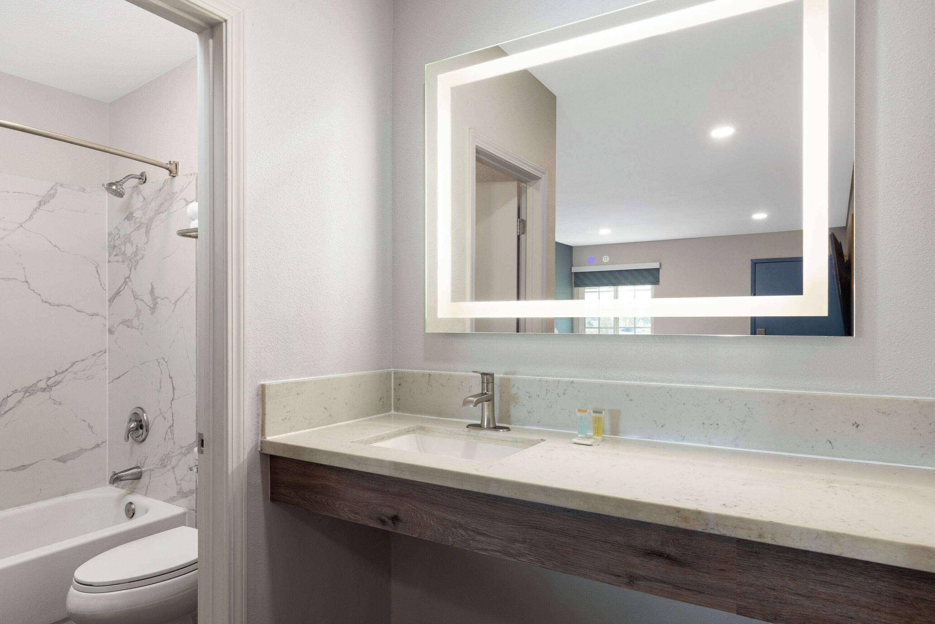 Photo - Days-Inn by Wyndham Bakersfield