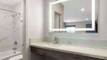 Combined shower/bathtub, free toiletries, towels