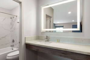 Duschwanne, kostenlose Toilettenartikel, Handtücher
