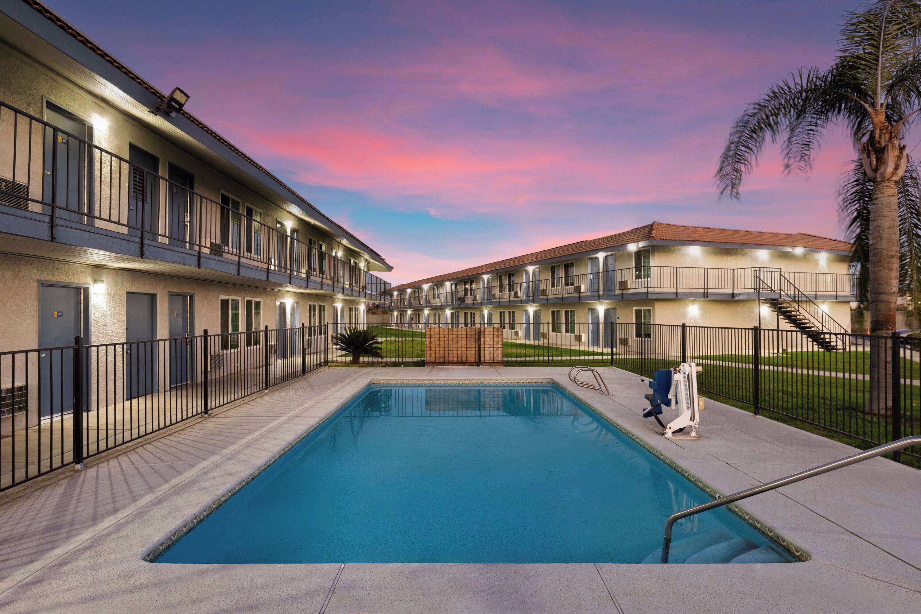 Photo - Days-Inn by Wyndham Bakersfield