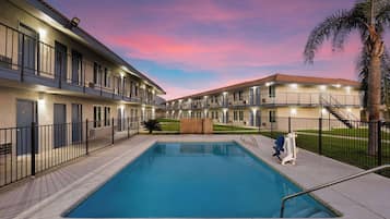 Außenpool, Sonnenschirme