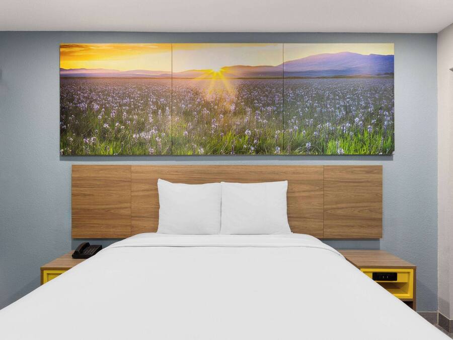 Desk, laptop workspace, free WiFi