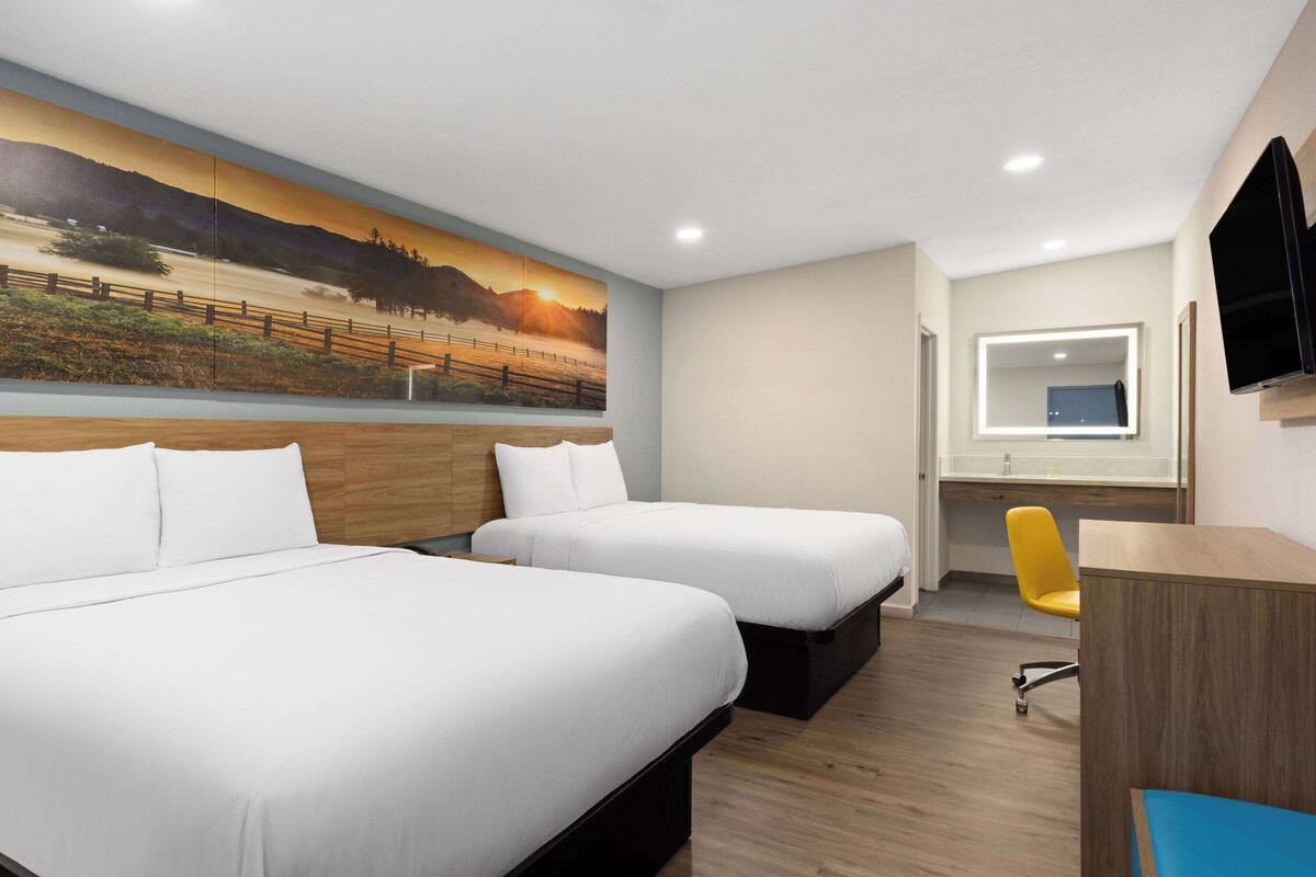 Kamar, 2 Tempat Tidur Queen, Bebas Asap Rokok | Meja kerja, ruang kerja ramah laptop, dan Wi-Fi gratis