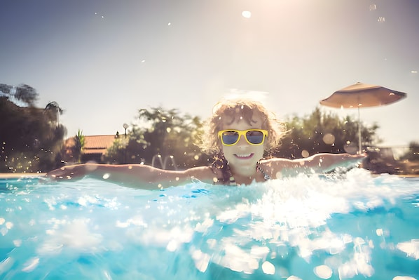 Utendørsbasseng og bassengparasoller