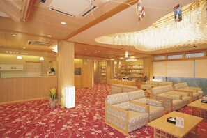 Lobby sitting area - Gero Onsen Kissenkan Chikusuitei (Gero)