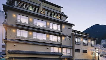 Fachada da propriedade à noite