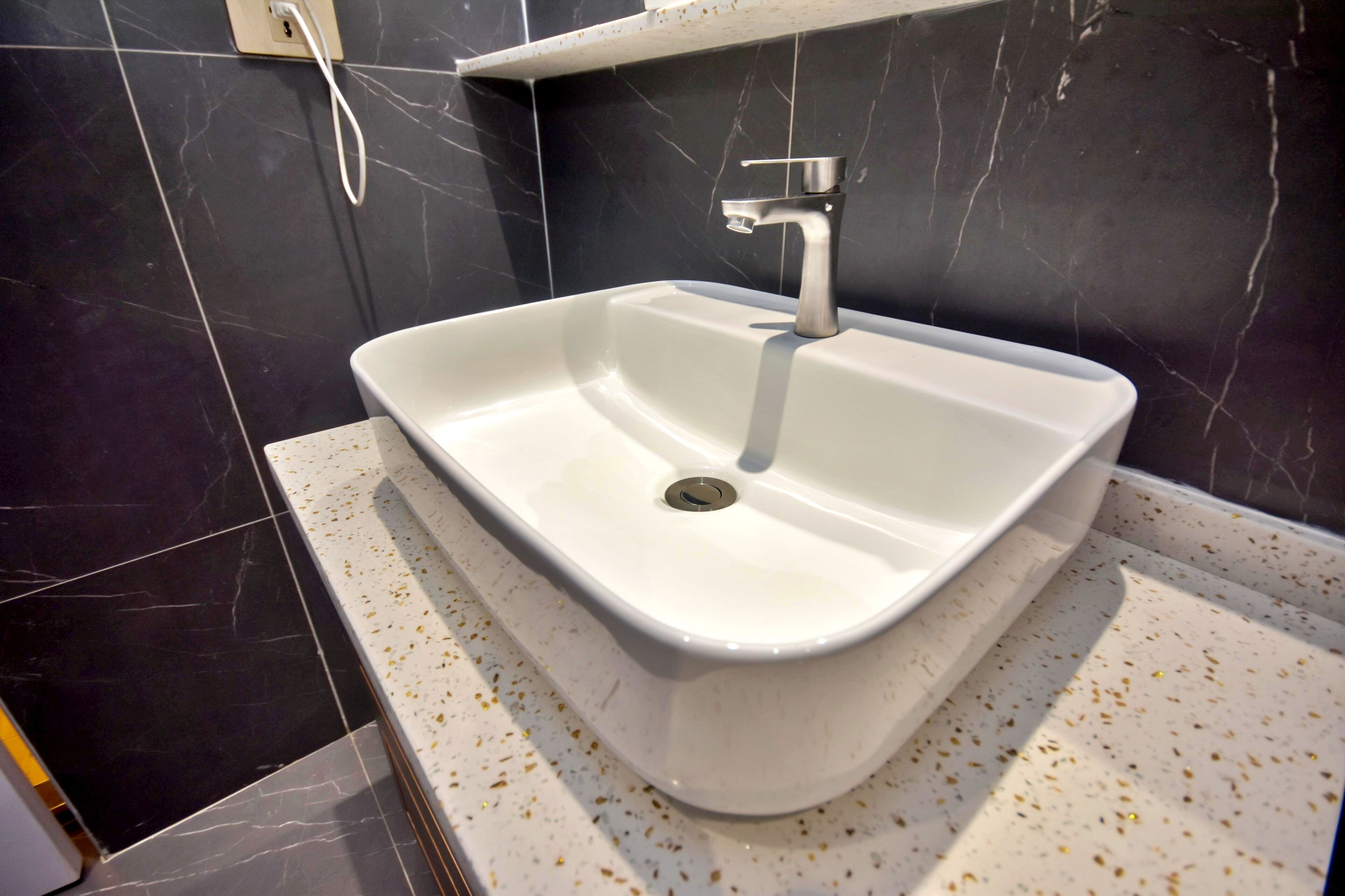 deluxe room | bathroom | shower, free toiletries, hair dryer, towels