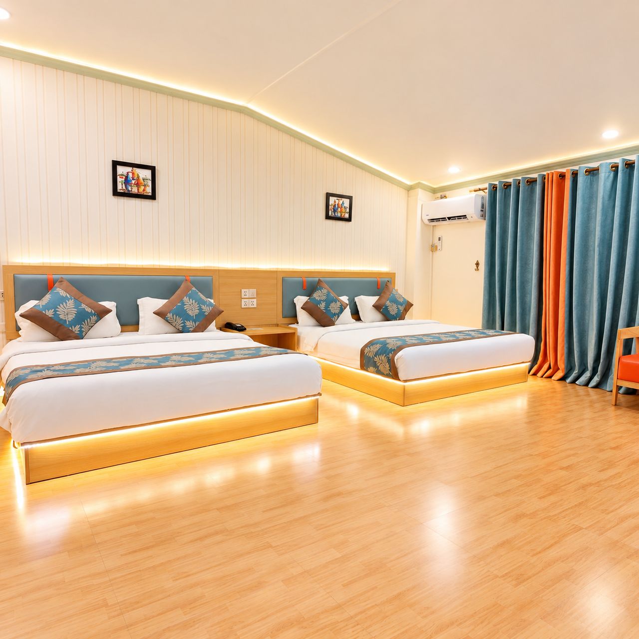 Een hotelkamer met twee bedden, houten vloeren en een modern design.