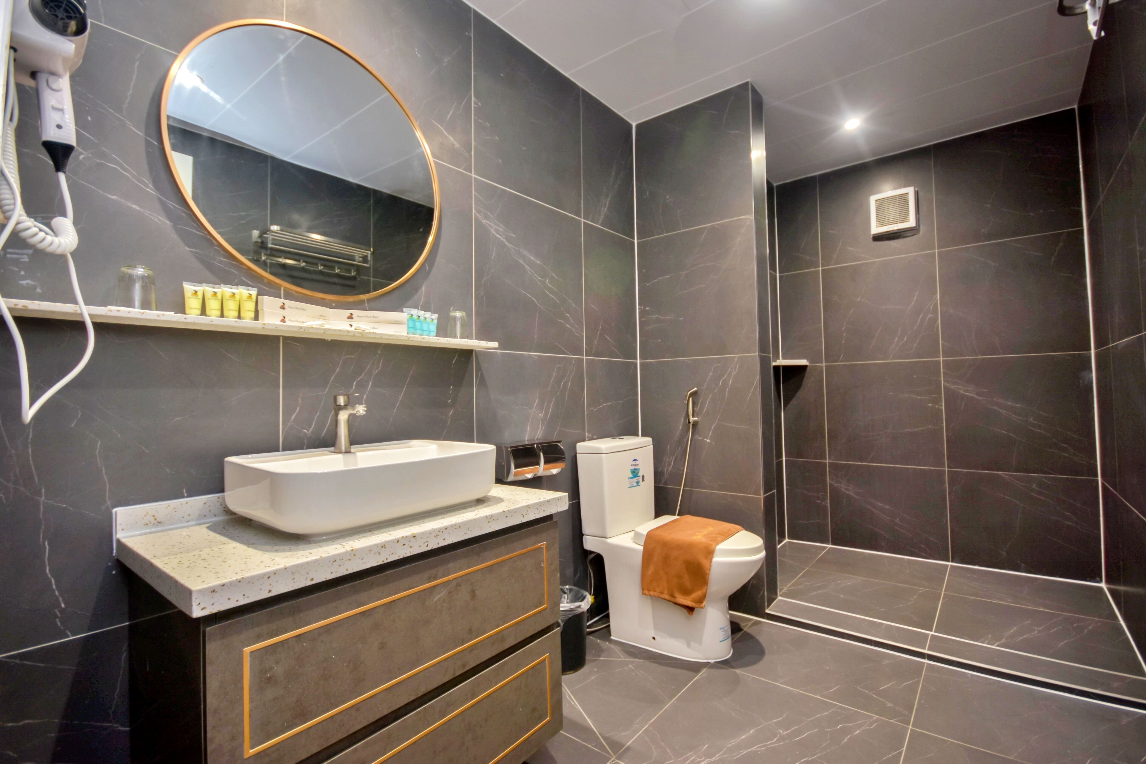 shower, free toiletries, hair dryer, towels