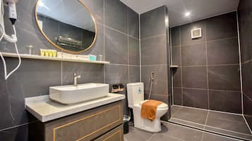 Shower, free toiletries, hair dryer, towels