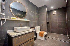 Shower, perlengkapan mandi gratis, pengering rambut, dan handuk