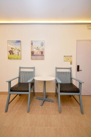 Minibar, escritorio, tabla de planchar con plancha y wifi gratis