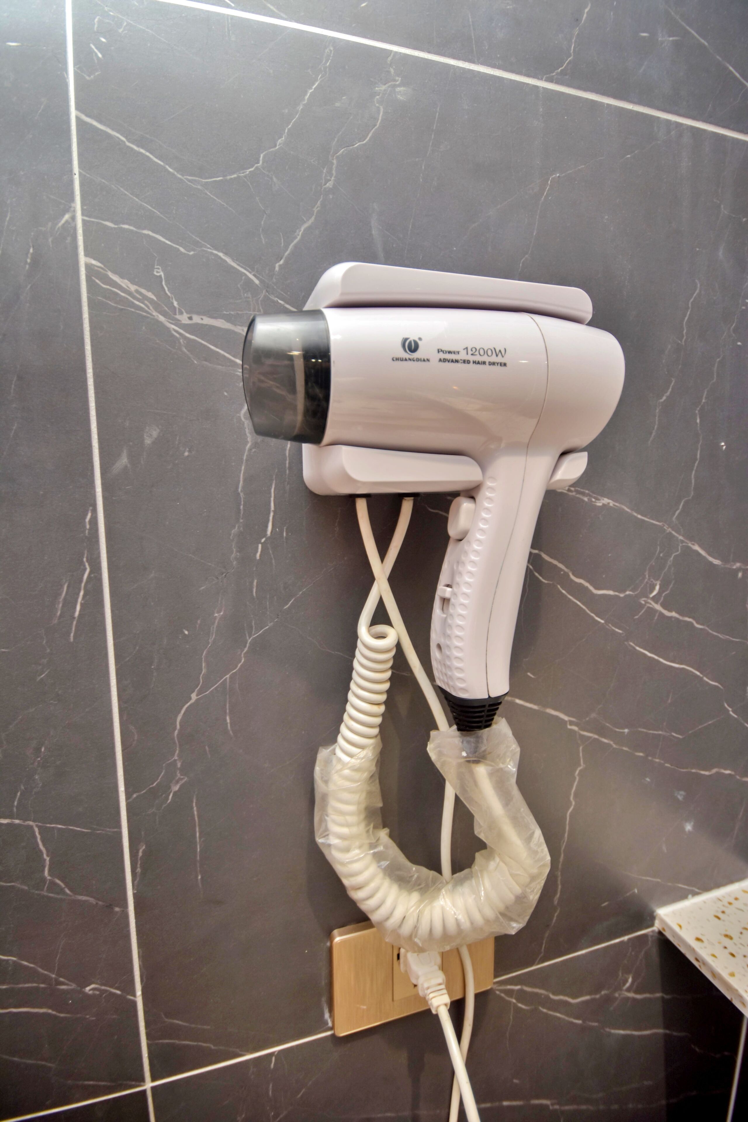 deluxe room | bathroom | shower, free toiletries, hair dryer, towels