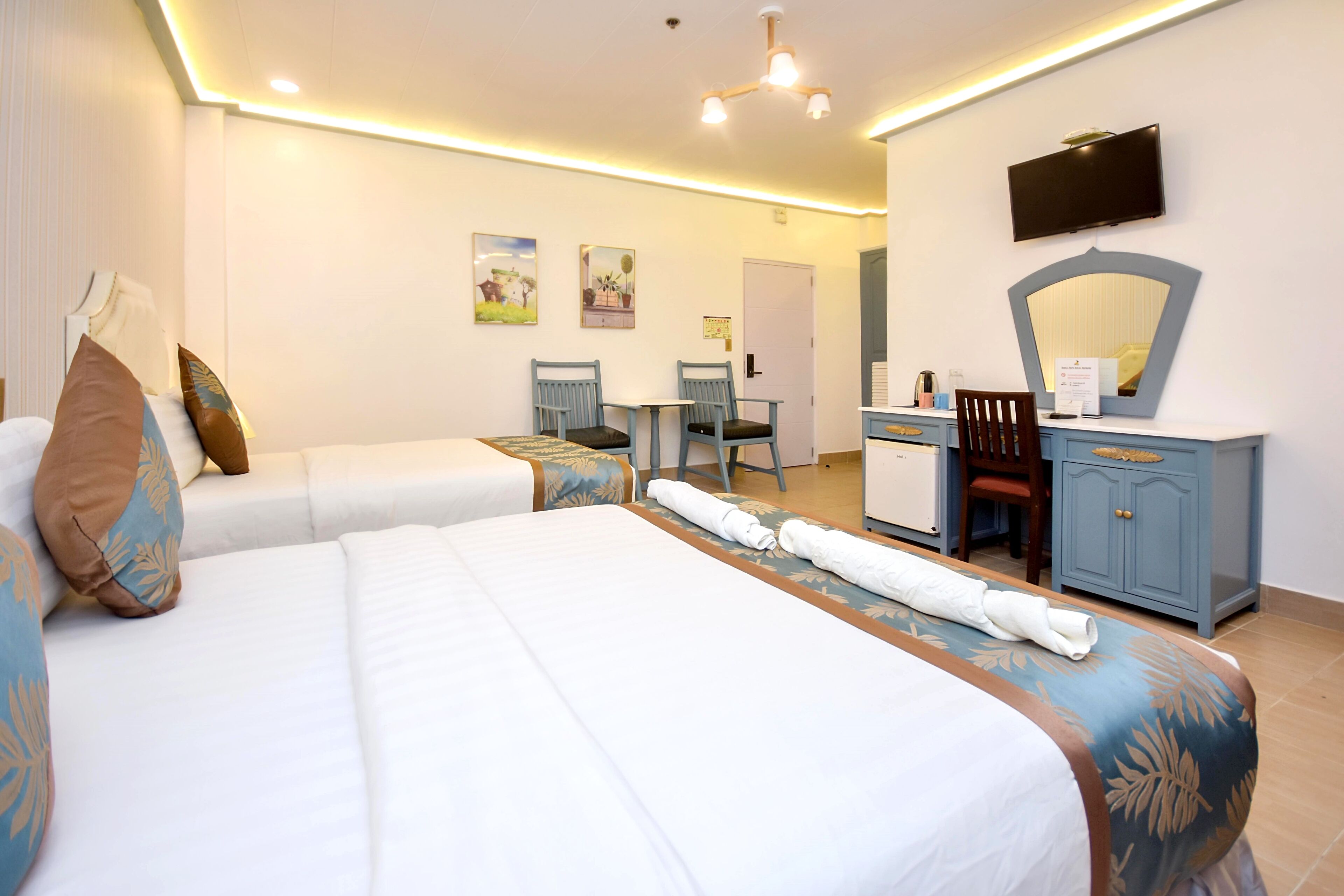 deluxe room | minibar, desk, iron/ironing board, free wifi