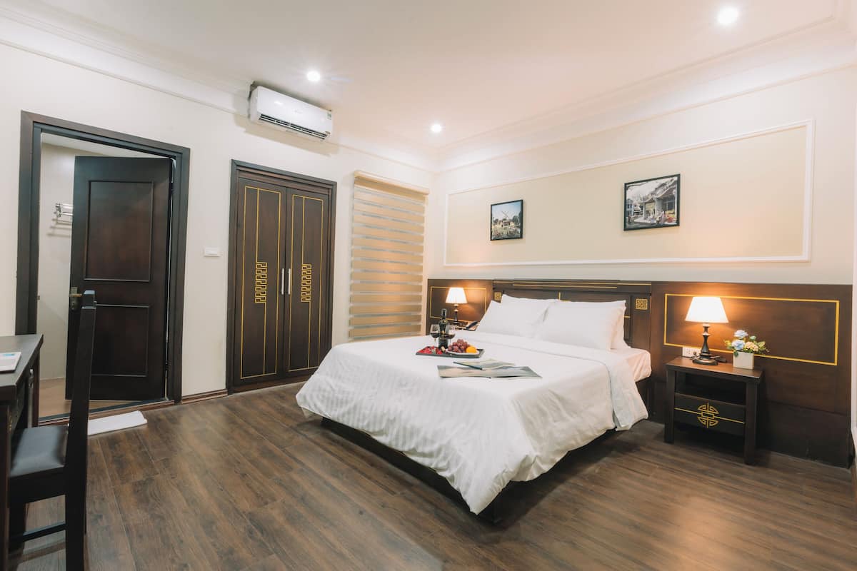 Premium bedding, pillow-top beds, minibar, in-room safe