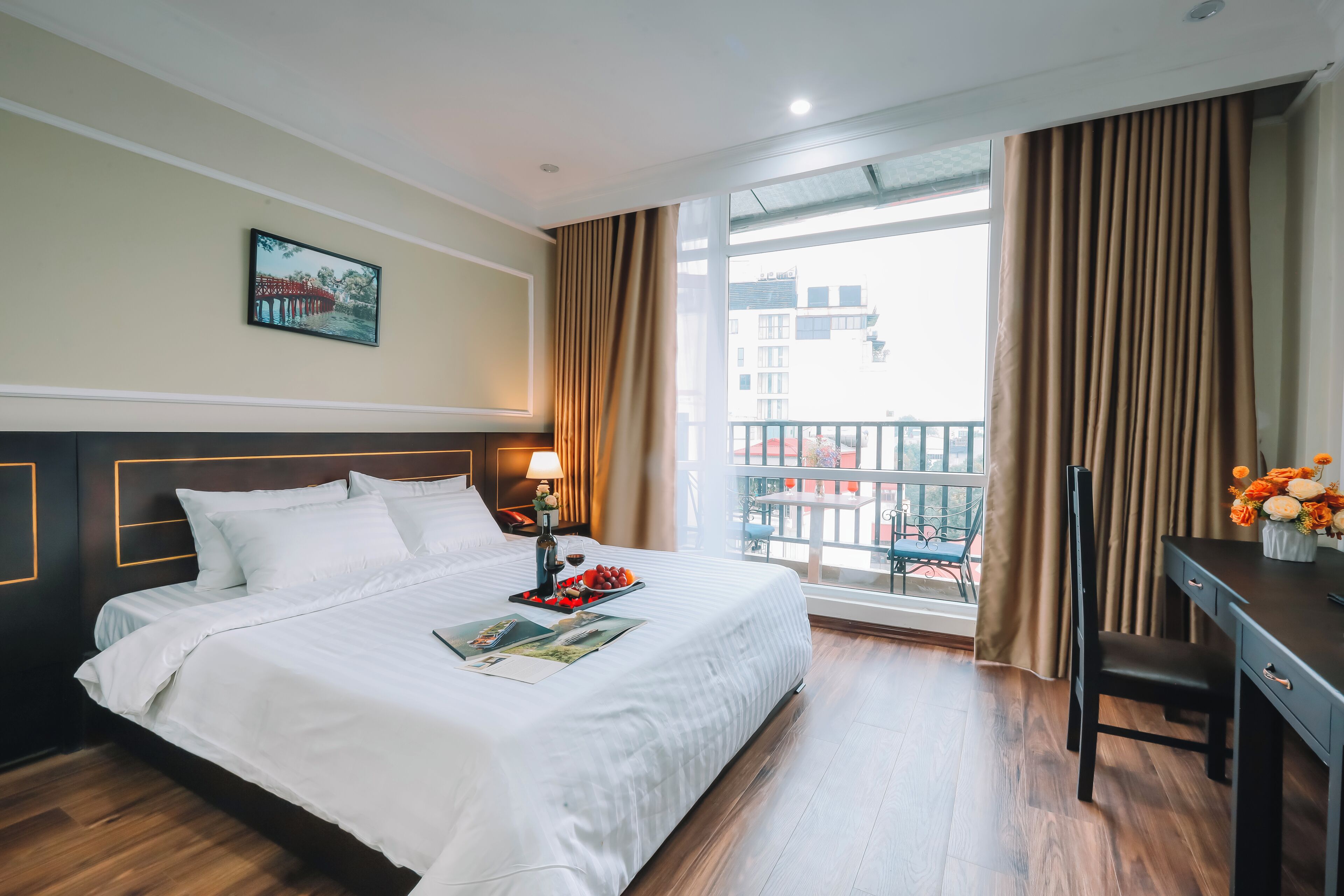 Quarto casal júnior, vista para o lago | Roupas de cama premium, camas com colchões pillow-top, frigobar