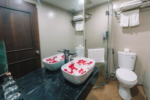 Douche, douche à « effet pluie », articles de toilette gratuits