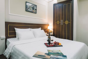 Premium bedding, pillow-top beds, minibar, in-room safe - Hanoi Lake View Hotel & Travel (Hanoi)