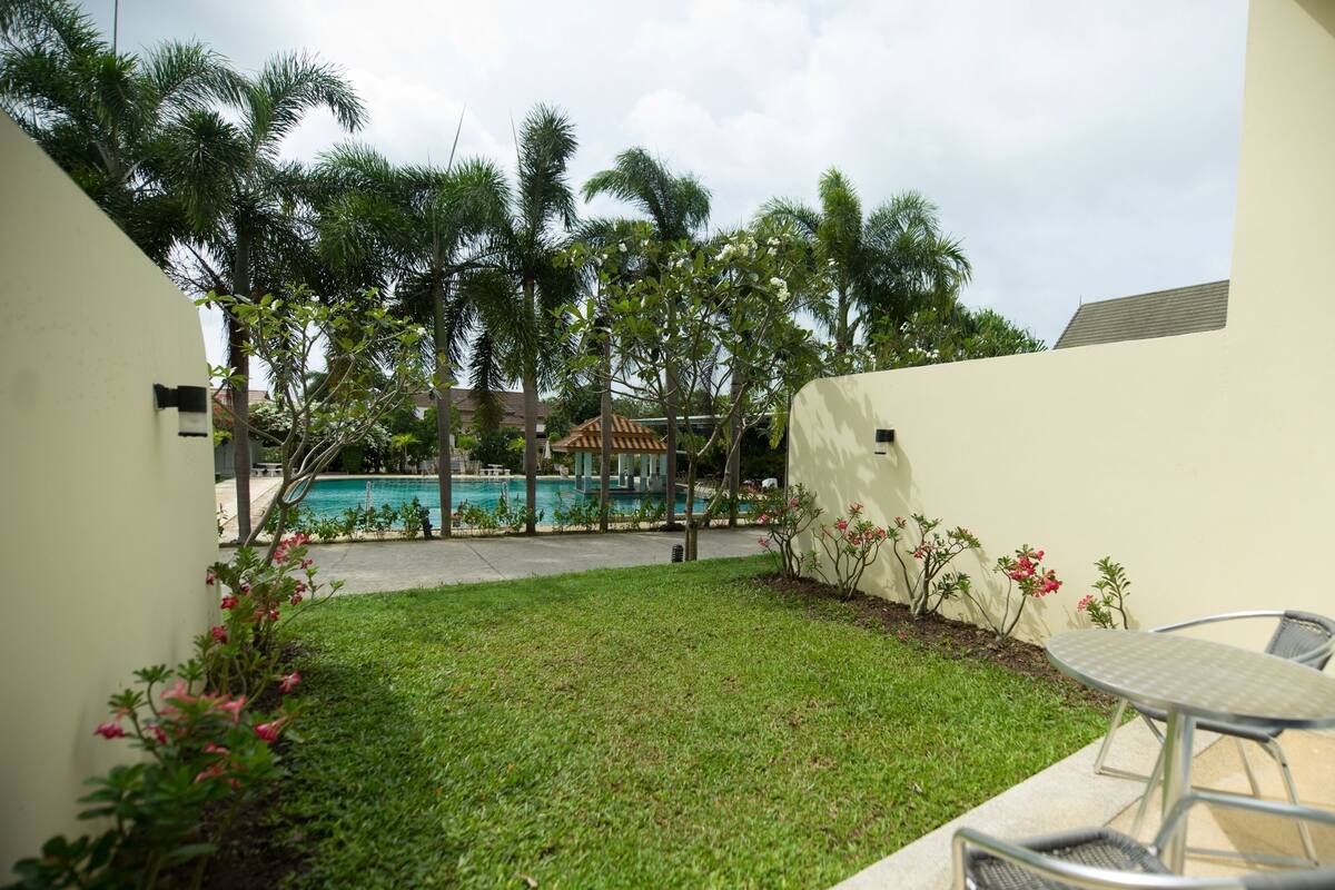 Deluxe Private Garden | Minibar, in-room safe, desk, blackout curtains