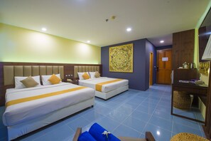 Deluxe Sea View | Minibar, in-room safe, desk, blackout curtains