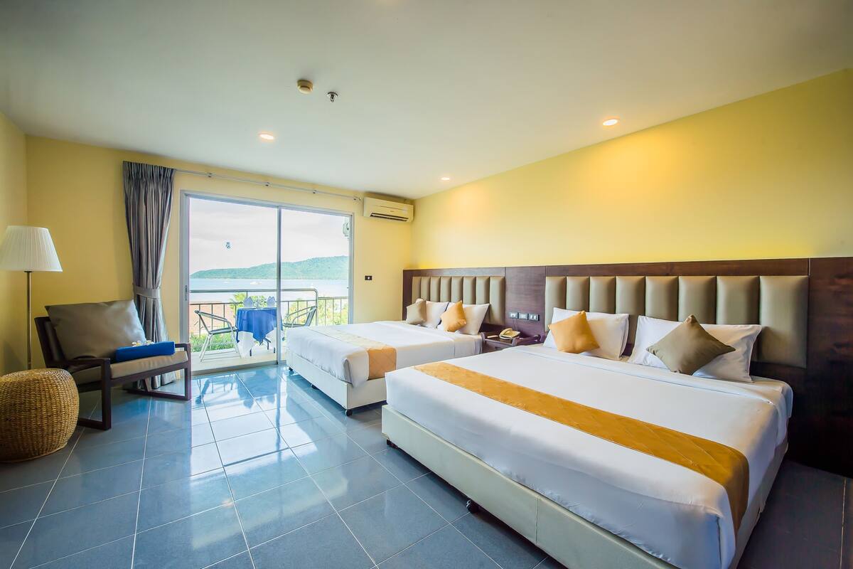 Deluxe Sea View | Minibar, in-room safe, desk, blackout curtains