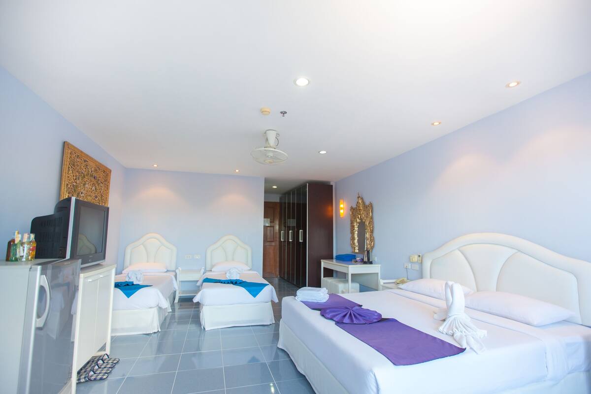 Deluxe Family Room | Minibar, in-room safe, desk, blackout curtains
