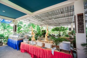 Daily English breakfast (THB 400.00 per person)