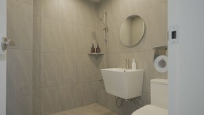 Deluxe Twin Room | Bathroom