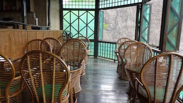 供應早餐及晚餐;本地及多國菜