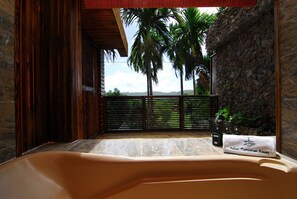 Chaumière majestueuse | Salle de bain | Articles de toilette (gratuits), séchoir à cheveux, pantoufles