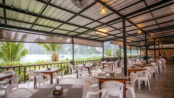 Daily continental breakfast (THB 350 per person)