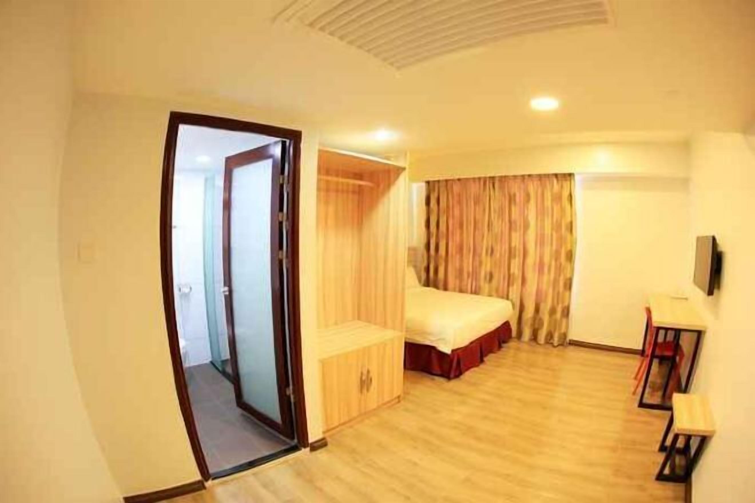 セーフティボックス (室内)、デスク、防音設備、アイロン / アイロン台