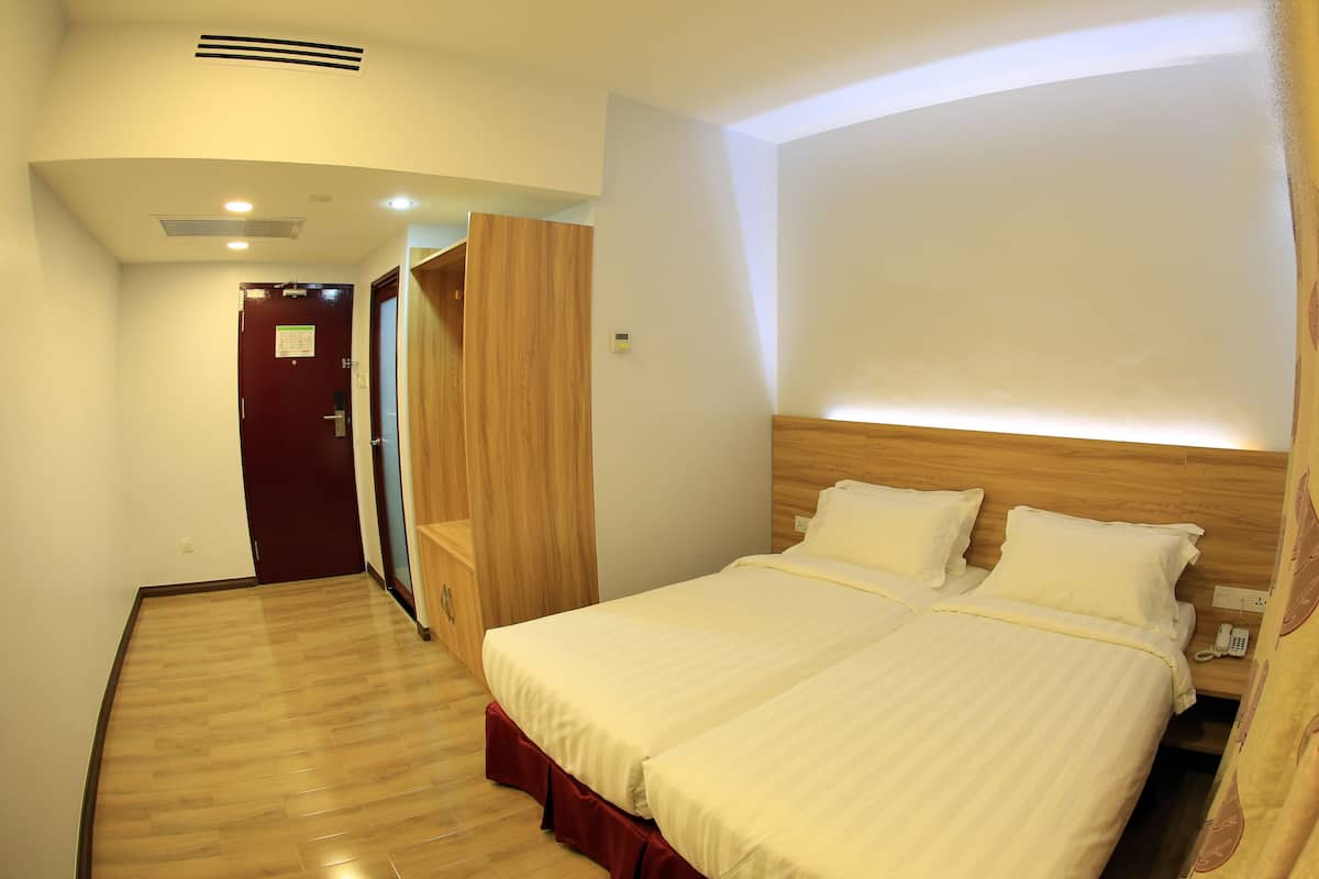 deluxe twin room, sea view | in-room safe, desk, soundproofing, iron/ironing board